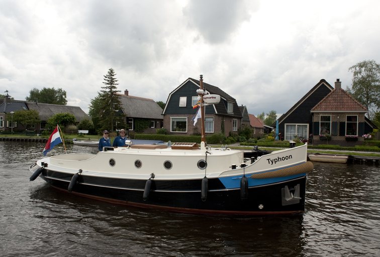 Giethoorn No limit Ships Blauwe Stad dag 
E.J.Bruinekool Fotografie Hilversum  Copyright naamsvermelding verplicht lid NVJ. Berlagelaan 62, 1222JZ,  Hilversum, Nederland, tel. 31(0)356850950, fax. 31 356479199